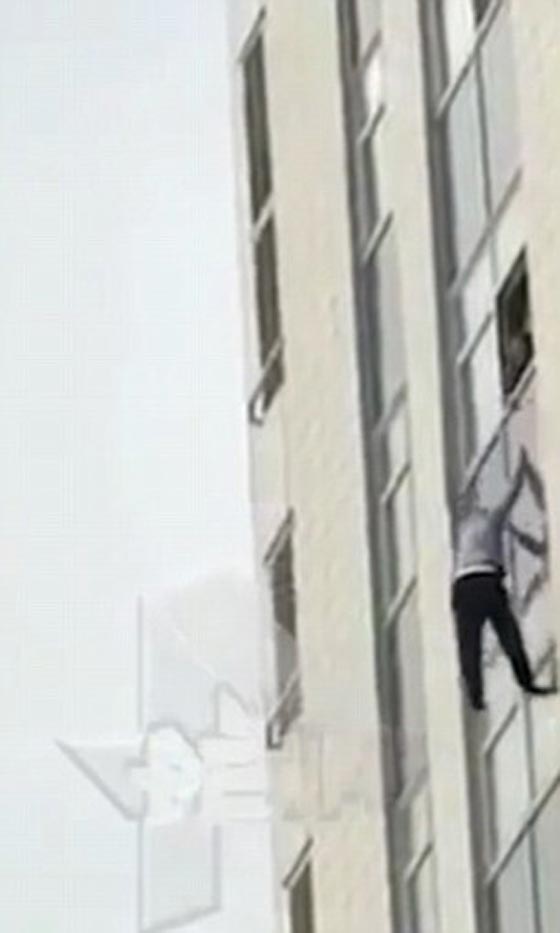 مشهد مؤلم.. نهاية مأساوية لشاب تشاجر مع صديقته وسقط من علو شاهق صورة رقم 1