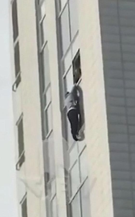 مشهد مؤلم.. نهاية مأساوية لشاب تشاجر مع صديقته وسقط من علو شاهق صورة رقم 2