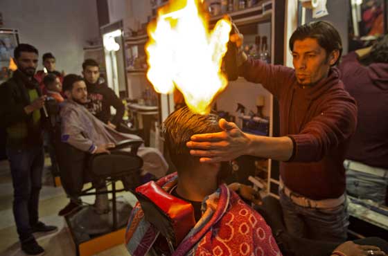 فيديو وصور.. حلاق فلسطيني يصفف شعر زبائنه بالنار بدل مجفف الشعر صورة رقم 1