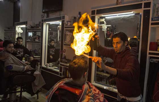فيديو وصور.. حلاق فلسطيني يصفف شعر زبائنه بالنار بدل مجفف الشعر صورة رقم 4