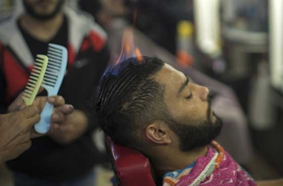 فيديو وصور.. حلاق فلسطيني يصفف شعر زبائنه بالنار بدل مجفف الشعر صورة رقم 6