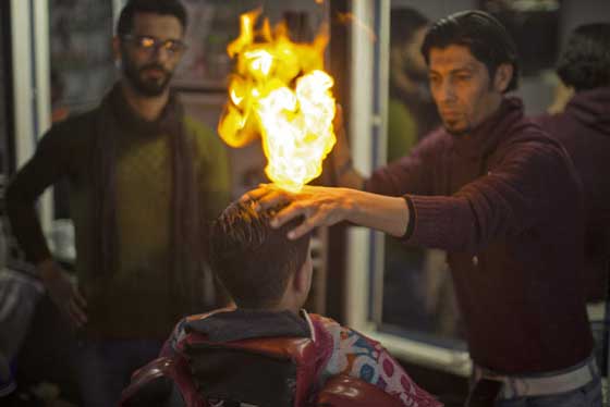 فيديو وصور.. حلاق فلسطيني يصفف شعر زبائنه بالنار بدل مجفف الشعر صورة رقم 8