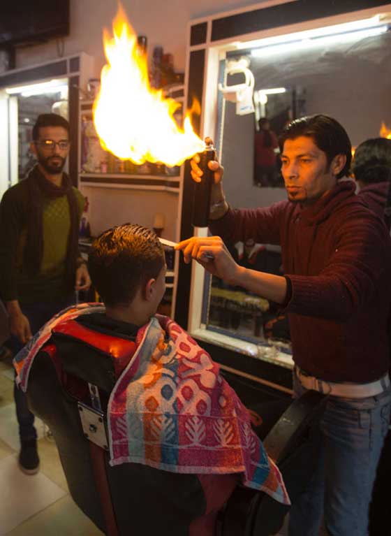 فيديو وصور.. حلاق فلسطيني يصفف شعر زبائنه بالنار بدل مجفف الشعر صورة رقم 9