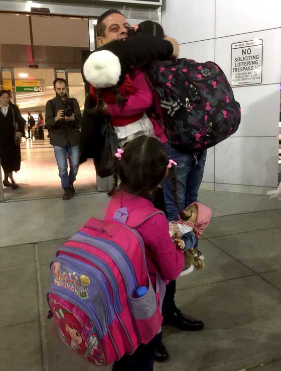 لقاء مؤثر للغاية يجمع شمل عائلة سوريا في مطار امريكي رغم الحظر! صورة رقم 5