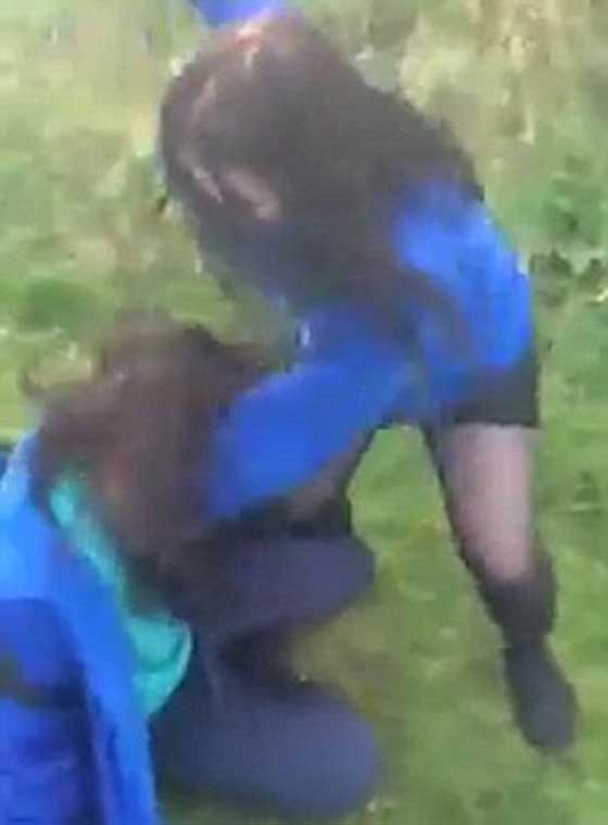 الشرطة تكتفي بتحذير طالبتين اعتديتا على زميلتهما بشكل مروع.. فيديو صورة رقم 2