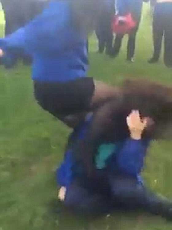 الشرطة تكتفي بتحذير طالبتين اعتديتا على زميلتهما بشكل مروع.. فيديو صورة رقم 4