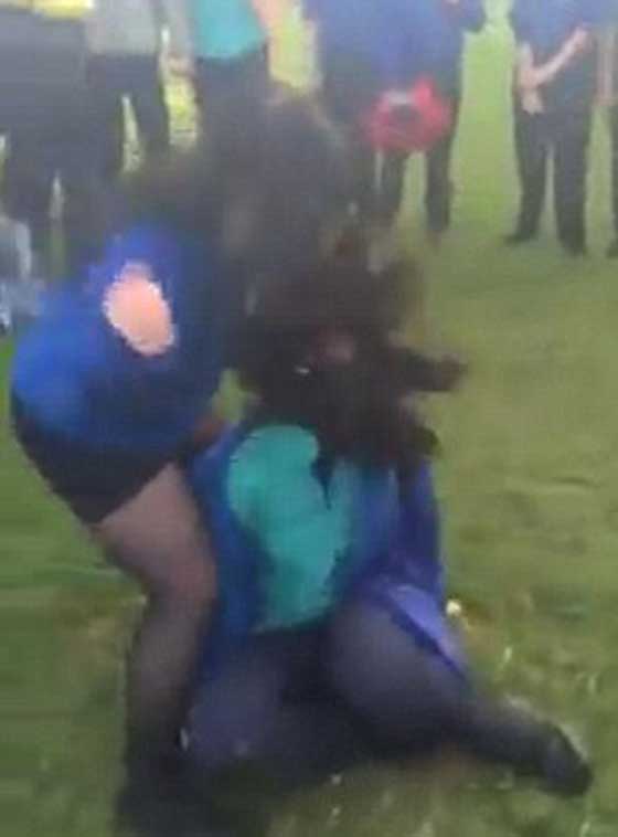 الشرطة تكتفي بتحذير طالبتين اعتديتا على زميلتهما بشكل مروع.. فيديو صورة رقم 5