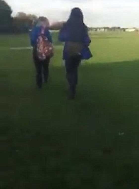 الشرطة تكتفي بتحذير طالبتين اعتديتا على زميلتهما بشكل مروع.. فيديو صورة رقم 6