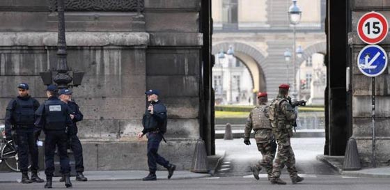 بالفيديو والد المشتبه بهجوم اللوفر يدافع عن ابنه وينفي عنه تهمة الإرهاب صورة رقم 5