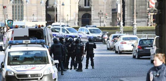 بالفيديو والد المشتبه بهجوم اللوفر يدافع عن ابنه وينفي عنه تهمة الإرهاب صورة رقم 6