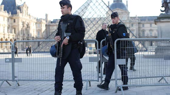 بالفيديو والد المشتبه بهجوم اللوفر يدافع عن ابنه وينفي عنه تهمة الإرهاب صورة رقم 8