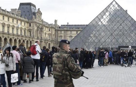 بالفيديو والد المشتبه بهجوم اللوفر يدافع عن ابنه وينفي عنه تهمة الإرهاب صورة رقم 9