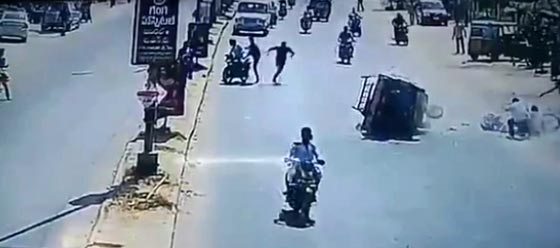 بالفيديو.. سيارة شرطة تطارد لصا سرق دراجة نارية وتسبب في صدام  صورة رقم 1