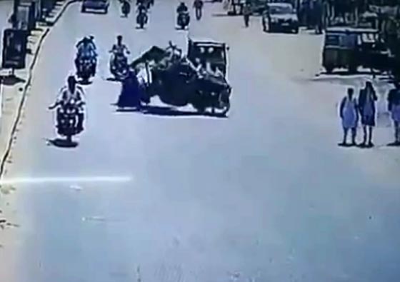 بالفيديو.. سيارة شرطة تطارد لصا سرق دراجة نارية وتسبب في صدام  صورة رقم 2