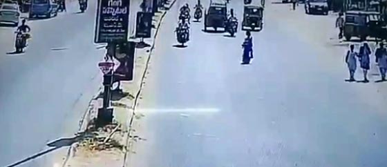 بالفيديو.. سيارة شرطة تطارد لصا سرق دراجة نارية وتسبب في صدام  صورة رقم 3