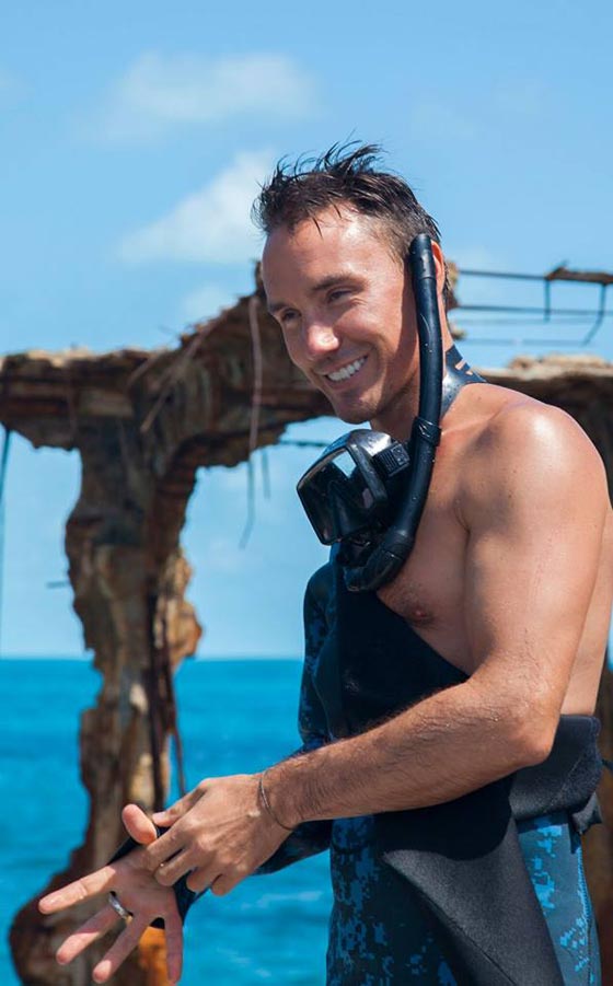 العثورعلى جثة سينمائي كندي أثناء تصوير فيلم وثائقي حول أسماك القرش  صورة رقم 1