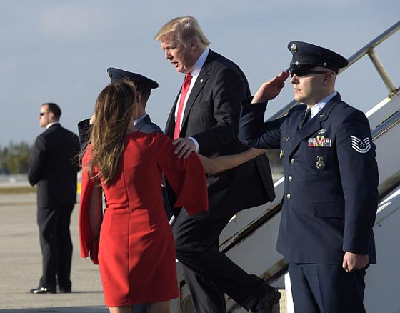 فيديو طريف: الرئيس ترامب حائرا يتهرب من مسك يد زوجته ميلانيا  صورة رقم 1