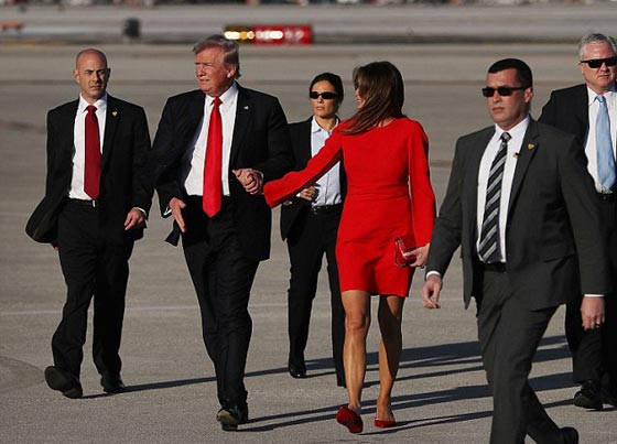 فيديو طريف: الرئيس ترامب حائرا يتهرب من مسك يد زوجته ميلانيا  صورة رقم 2