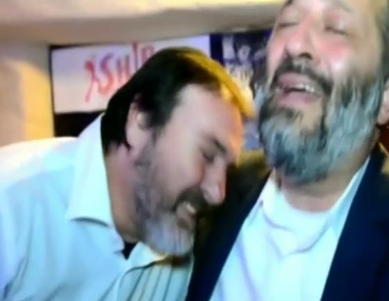 وزير الداخلية الاسرائيلي يستعين بالبصل للتظاهر بالبكاء.. فيديو صورة رقم 2