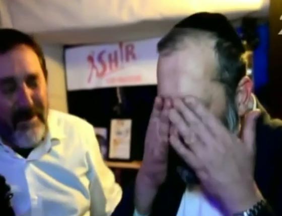 وزير الداخلية الاسرائيلي يستعين بالبصل للتظاهر بالبكاء.. فيديو صورة رقم 3