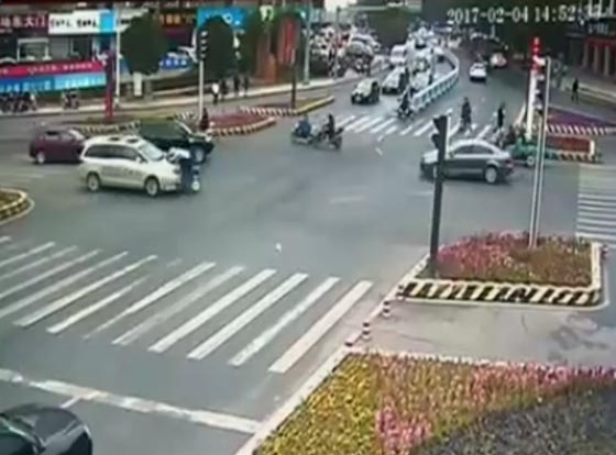 لقطة مرعبة لحادث دهس راكبي دراجة نارية في الصين.. فيديو صورة رقم 1
