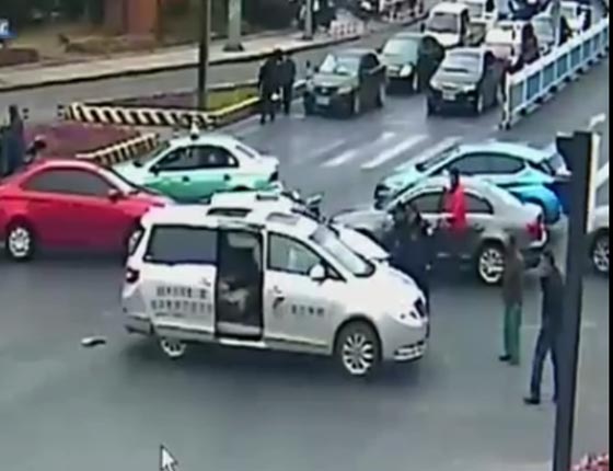 لقطة مرعبة لحادث دهس راكبي دراجة نارية في الصين.. فيديو صورة رقم 3