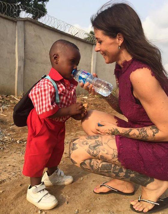 هل تذكرون الطفل النيجيري المشرد؟ قصة انسانية منحته حياة جديدة صورة رقم 2