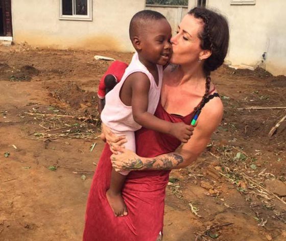 هل تذكرون الطفل النيجيري المشرد؟ قصة انسانية منحته حياة جديدة صورة رقم 5