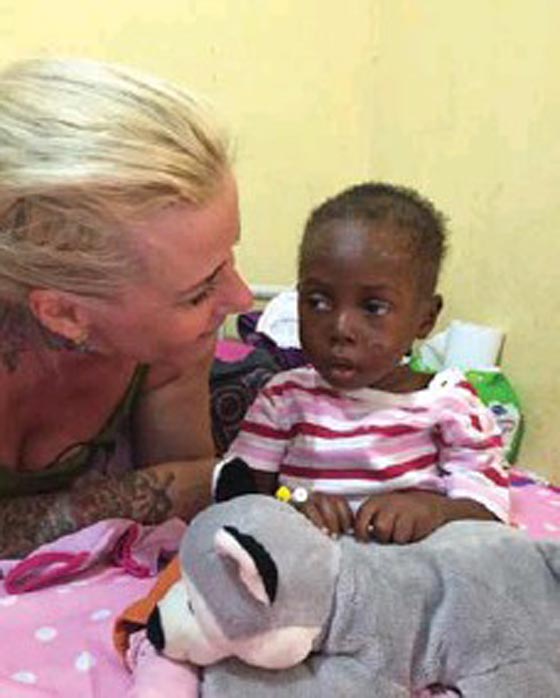 هل تذكرون الطفل النيجيري المشرد؟ قصة انسانية منحته حياة جديدة صورة رقم 12