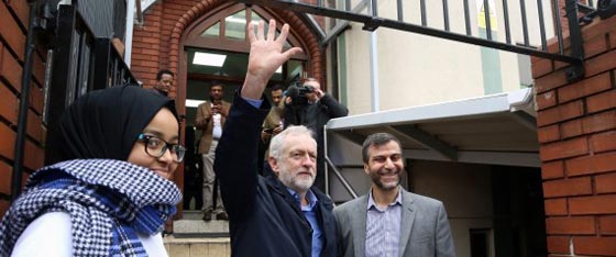 مسلمو بريطانيا يواجهون حملة الكراهية بفتح المساجد لاتباع ديانات اخرى صورة رقم 1