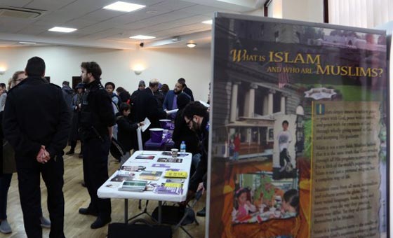 مسلمو بريطانيا يواجهون حملة الكراهية بفتح المساجد لاتباع ديانات اخرى صورة رقم 2