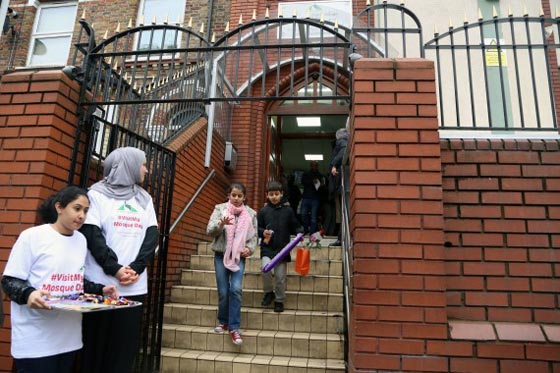 مسلمو بريطانيا يواجهون حملة الكراهية بفتح المساجد لاتباع ديانات اخرى صورة رقم 3