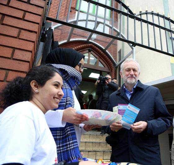 مسلمو بريطانيا يواجهون حملة الكراهية بفتح المساجد لاتباع ديانات اخرى صورة رقم 4