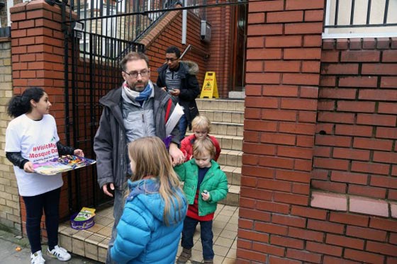 مسلمو بريطانيا يواجهون حملة الكراهية بفتح المساجد لاتباع ديانات اخرى صورة رقم 5