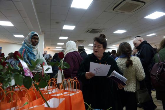 مسلمو بريطانيا يواجهون حملة الكراهية بفتح المساجد لاتباع ديانات اخرى صورة رقم 6