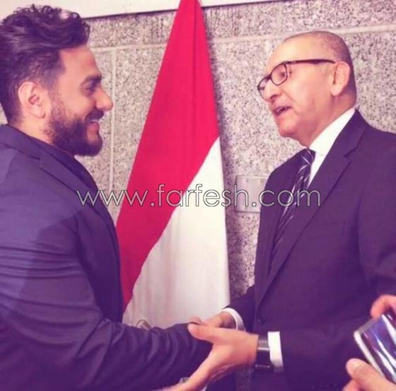 فيديو وصور تامر حسني قبل وبعد (باروكة) شعر مستعار: الفارق هائل! صورة رقم 8