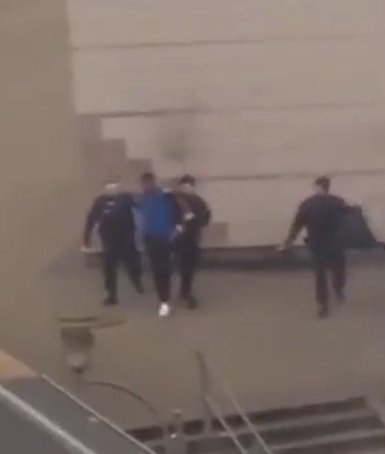 مئات الفرنسيين يتظاهرون ضد الشرطة التي اغتصبت شابا في باريس صورة رقم 2