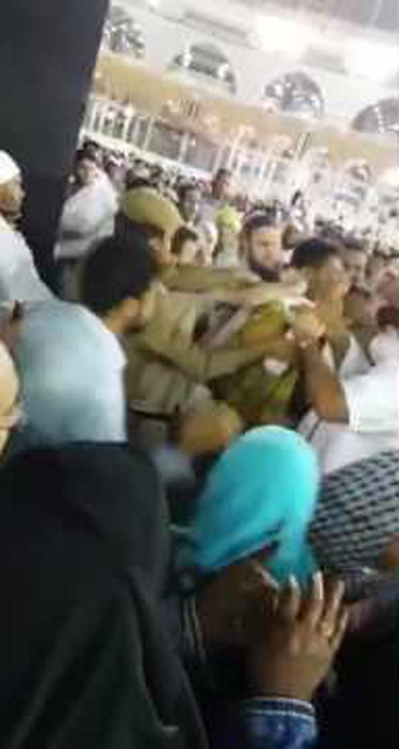 القبض على معتمر حاول احراق الكعبة وهو يطلق عبارات تكفيرية.. فيديو صورة رقم 2