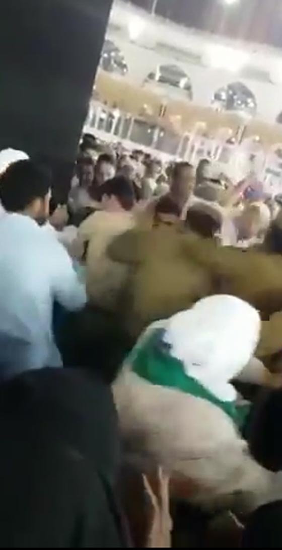 القبض على معتمر حاول احراق الكعبة وهو يطلق عبارات تكفيرية.. فيديو صورة رقم 1