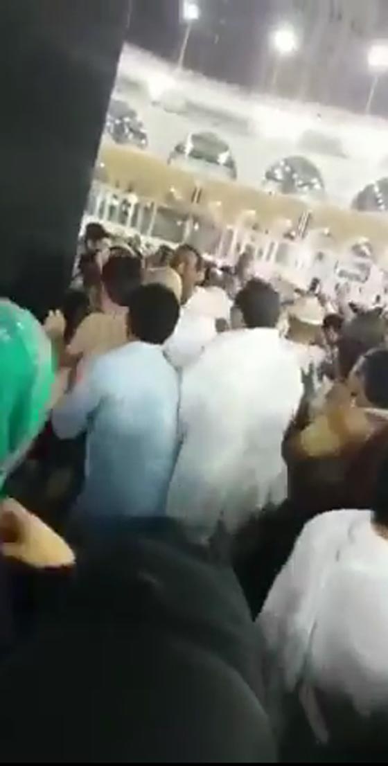 القبض على معتمر حاول احراق الكعبة وهو يطلق عبارات تكفيرية.. فيديو صورة رقم 3