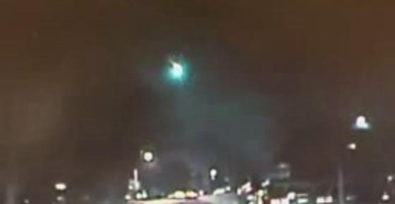 فيديو مثير.. نيزك يحترق ويضيء سماء الينوي الامريكية صورة رقم 1