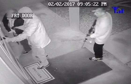 فيديو لحظة فشل هجوم عصابة لصوص على منزل صورة رقم 4