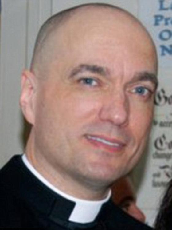 الشرطة تعتقل قسيسا يحتفظ بصور واشرطة إباحية للأطفال ومخدرات  صورة رقم 2