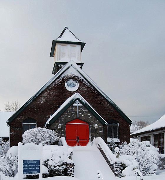 الشرطة تعتقل قسيسا يحتفظ بصور واشرطة إباحية للأطفال ومخدرات  صورة رقم 6