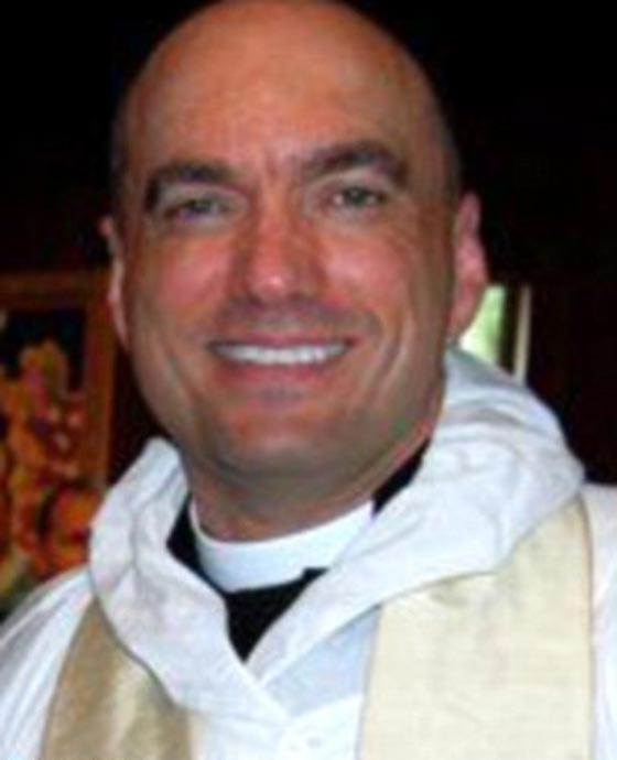 الشرطة تعتقل قسيسا يحتفظ بصور واشرطة إباحية للأطفال ومخدرات  صورة رقم 3