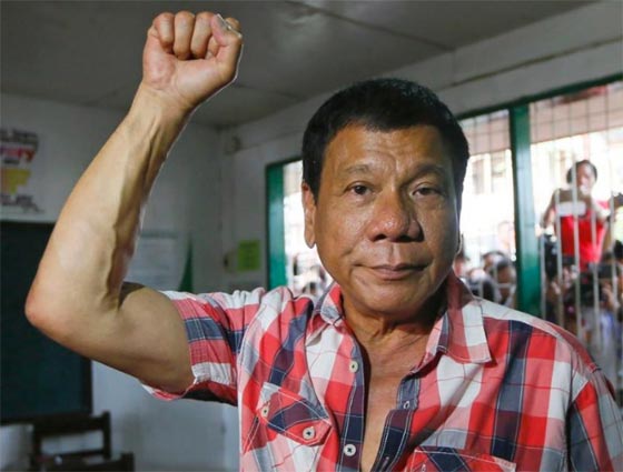 الرئيس الفلبيني يبتكر طريقة جديدة لتأديب رجال الشرطة الفاسدين  صورة رقم 4