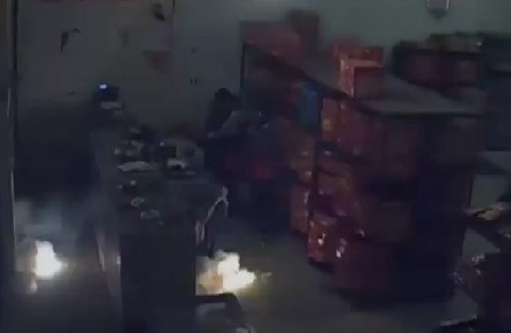 بالفيديو..  اشتعال متجر للألعاب النارية في الصين صورة رقم 1