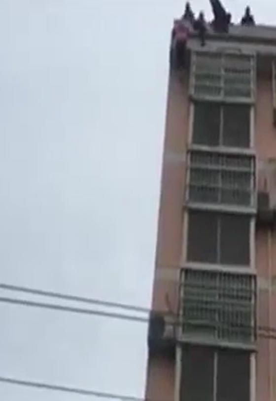شاهدوا شجاعة زوج صيني يتقذ زوجته من الانتحار صورة رقم 2