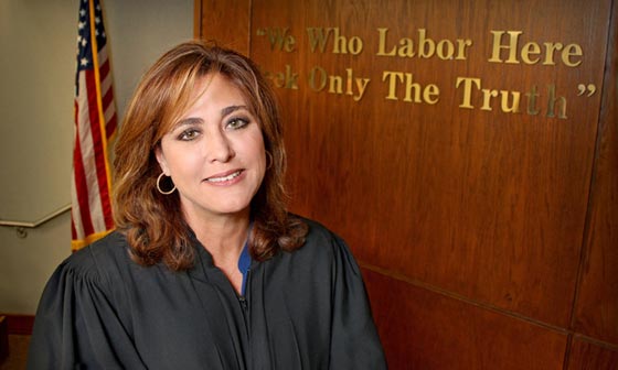 صدق او لا تصدق.. أم تحتضن قاتل ابنتها في المحكمة وتقبله صورة رقم 4