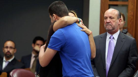 صدق او لا تصدق.. أم تحتضن قاتل ابنتها في المحكمة وتقبله صورة رقم 6